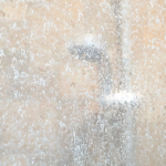 Comment enlever efficacement le calcaire incrusté sur une vitre ou paroi de douche en verre