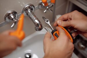 Comment changer un robinet sans couper l'eau : méthode et risques