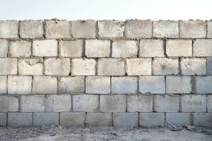 Mur de parpaing sans enduit : légal ou risqué ? Guide complet