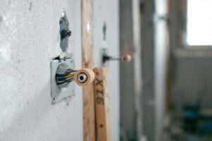 Câble sans gaine dans cloison placo : normes et réglementation