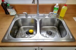 Évier bouché sans bouchon : solutions naturelles efficaces