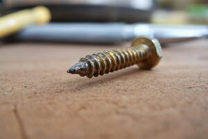 Comment enlever une vis foirée : 7 astuces sans outils spéciaux