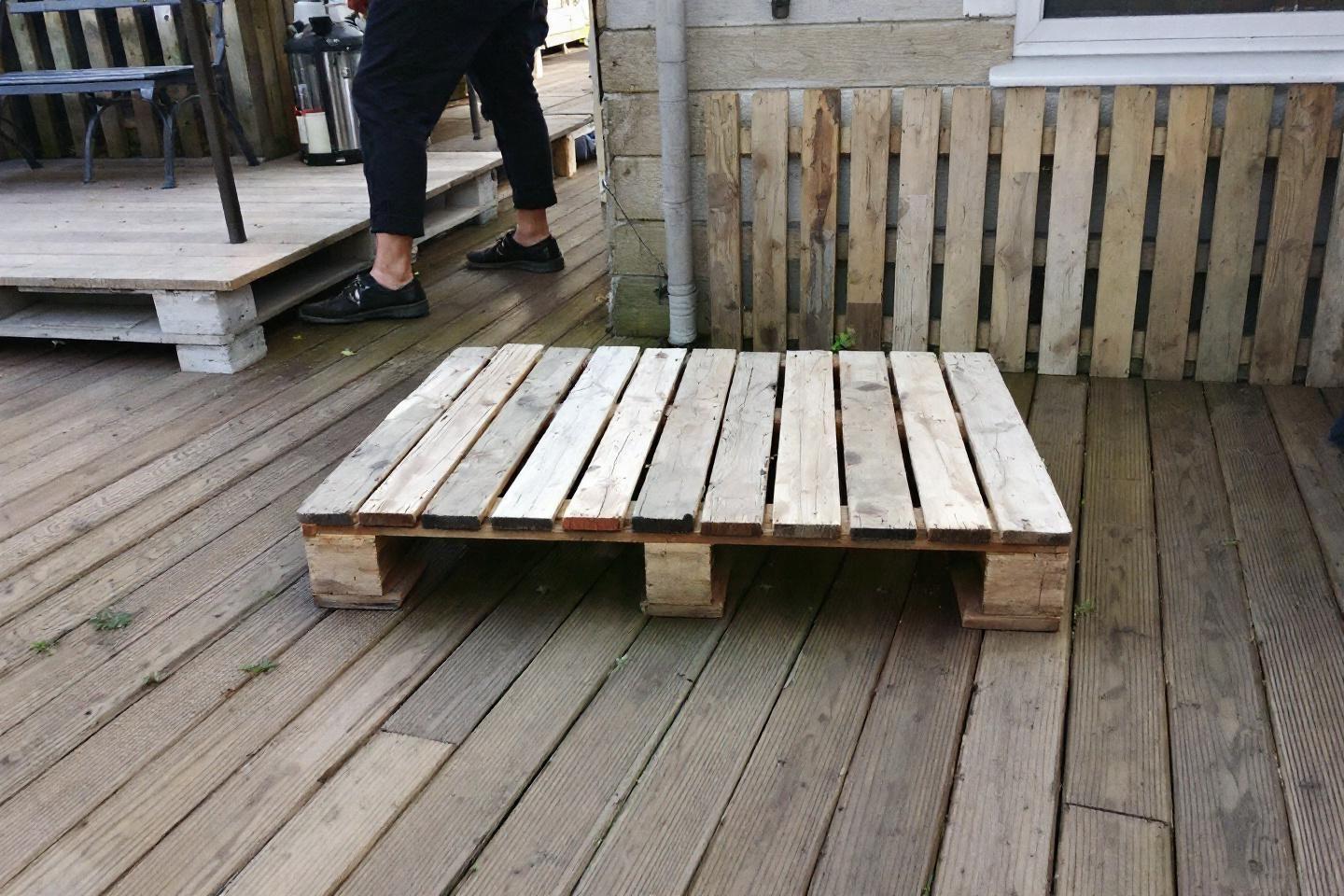 Durée de vie d'une terrasse en palette : entretien et conseils