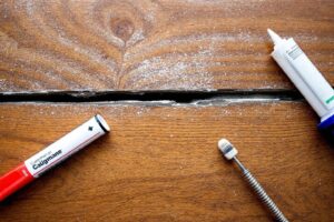 Combler l'espace entre plinthe et parquet : solutions efficaces
