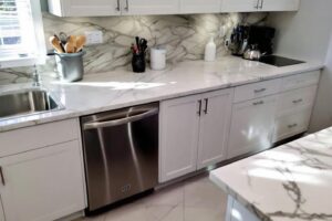 Lave-vaisselle sous plaque à induction : installation et précautions