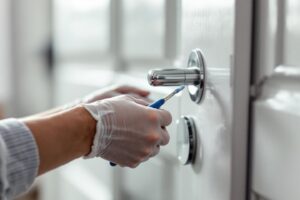 Comment peindre des poignées de porte en métal : guide DIY facile