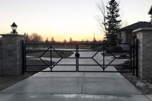 Comment combler l'espace sous un portail : 8 solutions efficaces